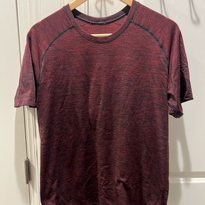Men’s large maroon Lululemon metal tech t-shirt, great condition